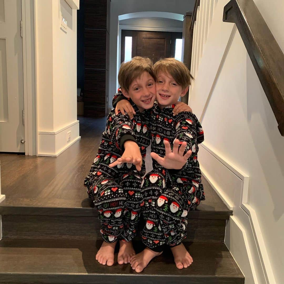 ジェシカ・ブラウンスタインさんのインスタグラム写真 - (ジェシカ・ブラウンスタインInstagram)「These two identical twin angels are 9 years old today. They are the kindest and most loving boys on the 🌎 and I feel like the luckiest mom every day. They also love wearing fleece Christmas pyjamas in the middle of summer which is pretty incredible. Happy birthday, you’re still my babies in a box.」8月12日 22時06分 - jessicamulroney