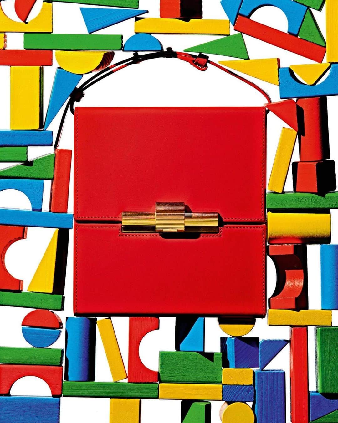 Vogue Parisさんのインスタグラム写真 - (Vogue ParisInstagram)「Summer's for colors and this @bottegaveneta bag. Shot by @blobbybloherty, styled by @celiaazoulay #BottegaVeneta #Bag」8月12日 22時07分 - voguefrance
