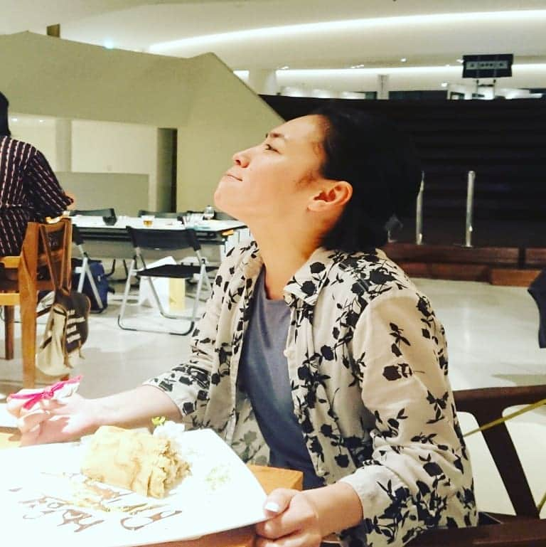 滝香織さんのインスタグラム写真 - (滝香織Instagram)「#にせ桃太郎 千秋楽のあとバラシも終わって、楽屋廊下でくつろいでる皆さんの姿が素敵すぎて、思わずパシャリ☆  そして、公演中に誕生日を迎えた#バースデーガール 幸せを噛み締める表情がこれまた素敵✨  大好きな皆さんです❤️ #演劇 #俳優 #女優 #ダンサー #振付家 #美術家 #舞台 #サラダボール #青年団 #fukaiproduce羽衣 #四国学院大学 #舞台裏 #楽屋 #instagood #love #photo #art #theater」8月12日 22時07分 - kaorin_taki