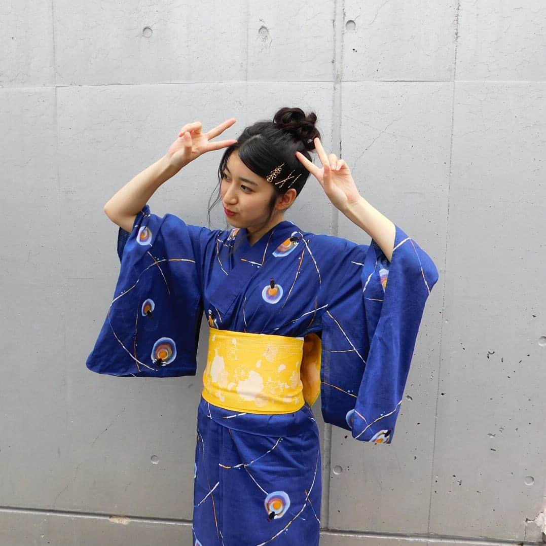 吉田華恋のインスタグラム：「青色の浴衣、イイネ✌︎🍡 ホタルちゃんがついてます✌︎」