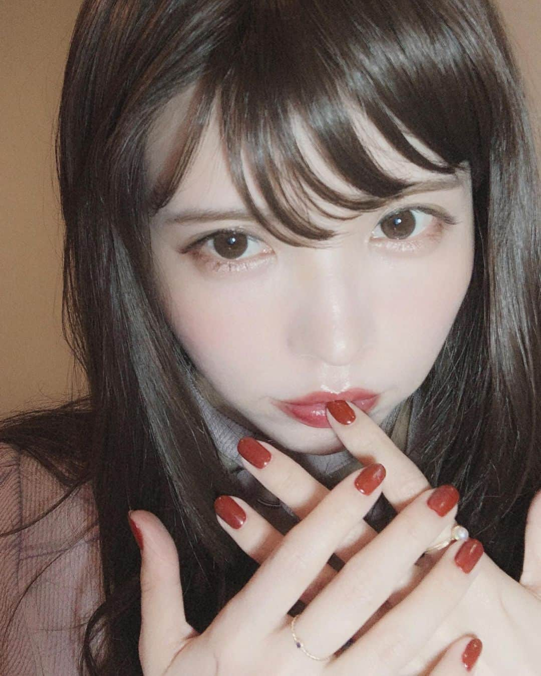 益若つばささんのインスタグラム写真 - (益若つばさInstagram)「眠れない夜は、パックをしてひとり静かにイヤホンで音楽を聴きながらホワイトムスクのアロマを焚きます。🕯な人のイメージ。  前ですが、ネイル変えたよ💅ブラウン混じりのダークレッド。しっくりしすぎてずっとこれにしていたいくらい。  malvaです。 @malva_nail  @erika__malva  ありがとうございます☺️✨ この髪はウィッグです。この自分の感じピンク慣れすぎて忘れてました。来月までには髪色変えるよお！ #nails #malva #wig」8月12日 22時09分 - tsubasamasuwaka1013