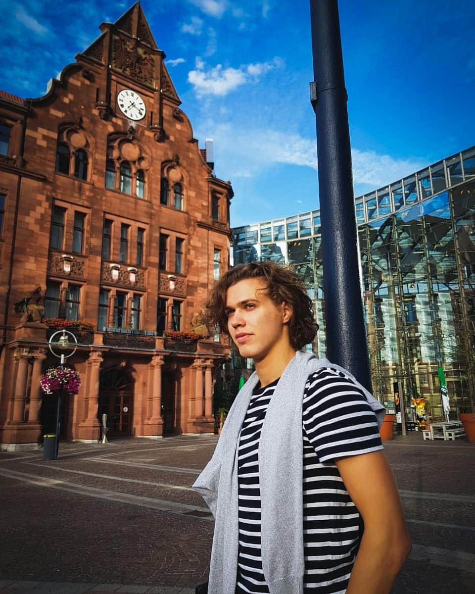 パヴェル・ドローストのインスタグラム：「Altes Stadthaus (Старая ратуша)🇩🇪 Красиво декорированное здание в стиле Нео-ренессанс было построено в 1899 г. На фронтоне здания установлен городской герб. На гербе изображен орел - символ вольного имперского города. Стены Ратуши украшены гербами ганзейских городов.🏰 В 2002 году к зданию Старой ратуши был пристроен выставочный зал Berswordt-Halle. Зал назван по имени одной из старейших семей в средневековом Дортмунде. Многие мэры и члены Городского Совета происходили из этого семейства. . . . #germany #dortmund  #travel #lavitaebella #pablopatinador #figureskating #visitgermany #deutschland」