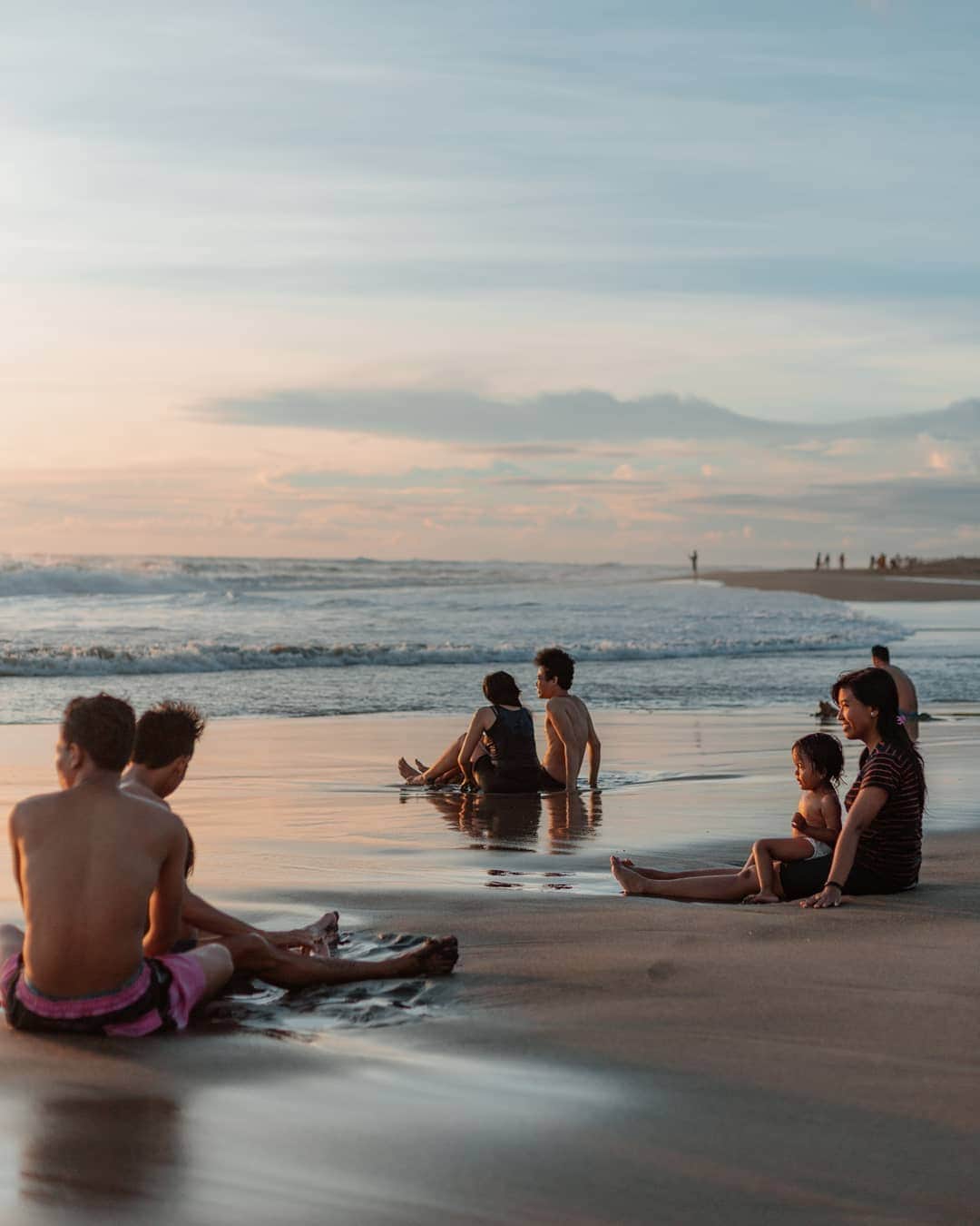 Putri Anindyaのインスタグラム：「Berawa // it's been a long time since I post an image from my home country, Indonesia. Here are the moments that I took when I, @krishnamahaputra and @sssukri decided to hunt for some beach scenes in Canggu, 2018.  We decided to visit Berawa because it's not that far from my place and also because there are a lot of the locals that hanging out here. I used my 50mm 1.4 to take these pictures. It was a very beautiful sunset. Despite of the over tourism that happened in Bali, I do still love this island that always bring lots of good memories.」