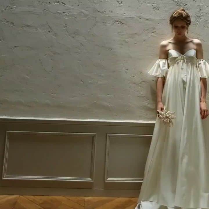 のインスタグラム：「\動くと空気をはらむドレス/ ストーリーズに動きの動画も投稿しておきますね✨ お問い合わせを多く頂いております、ありがとうございます☆ 軽やかな質感を感じさせるタフタ地で仕上げられたエンパイアドレスは、胸元に細かなギャザーが寄せられその上にあしらわれたリボンがデザインのアクセント☆ 優雅なラッフルのオフショルダーが可憐な印象を与えるドレスはイギリス#davidfielden  #デビッドフィールデン より届いた中世を思う逸品です✨ B011-W-620 . ★リアルなクリオマリアージュブライズをご紹介しております⏬  @cliomariage_brides ★パーティー&花嫁アクセサリーのご購入検討中の方はこちらをご覧ください⏬ @cliomariage.shop . You try a dress on and rent or, can order. It's possible to buy an accessaries. The request of photo wedding is also possible. Please make an appointment. ↓↓↓ ☏+81-3-3770-9722 ✉info@cliomariage.com 1-16-16-5F Dogenzaka,Sibuya,Tokyo #cliomariage #photowedding #クリオマリアージュ #フォトウエディング #ウエディングフォト #ウエディングドレス #ドレス試着 #結婚準備 #marriage #婚纱礼服　#웨딩드레스 #weddingdress #前撮り #後撮り #ディレクション #撮影 #高身長花嫁 #プレ花嫁 #プランナー #卒花嫁　#中世 #コードスリー #2019秋婚 #2019冬婚 #2020年春婚 #2020夏婚」