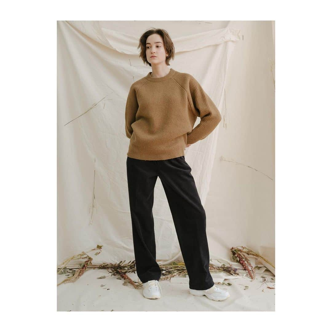 サワ タカイさんのインスタグラム写真 - (サワ タカイInstagram)「Fall / Winter 2019 Classic Raglan Sweater in Brown Merino Long Pleated Pant in Navy Corduroy #sawatakai #1918centenary #fall2019」8月12日 22時14分 - sawatakai_official