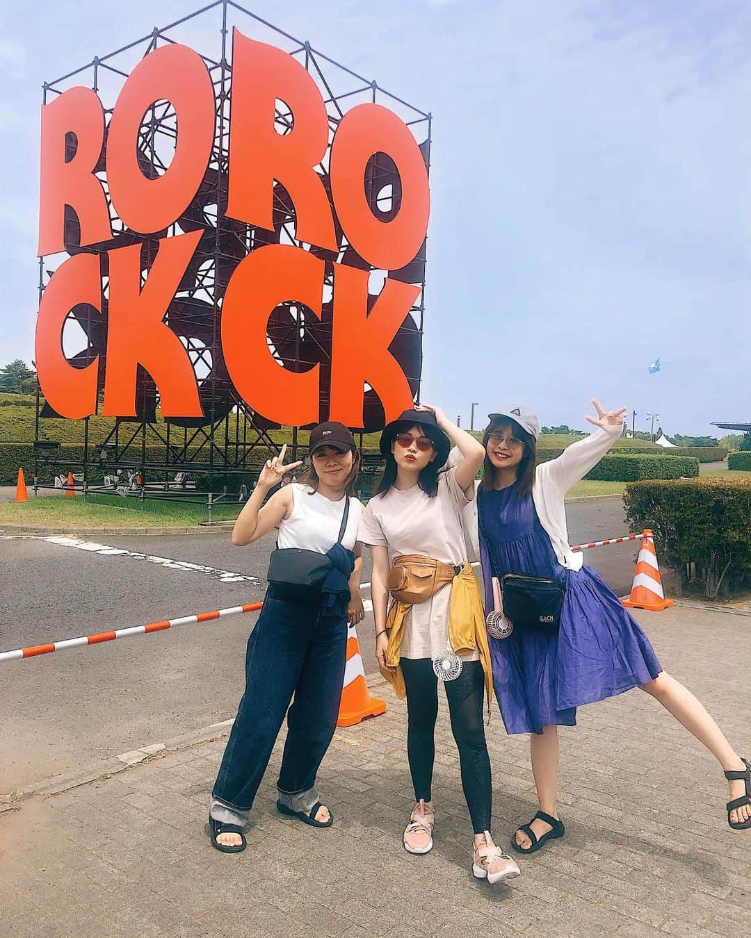 菅本裕子さんのインスタグラム写真 - (菅本裕子Instagram)「２日間、がっつりお仕事休んでロッキン！！﻿ ﻿ ROCK IN JAPAN楽しんできました〜〜！﻿ ﻿ 2年ぶりのロッキンはやっぱめちゃくちゃ楽しかったなあ、、小さな頃からとにかく音楽が大好きで、今でも私を救ってくれる物の１つが音楽で、だからこの２日間でとってもとってもチャージができました！﻿ ﻿ みんながみんな純粋に音楽を楽しんでいて、やっぱり夏フェスは最高だった！夏空の下で音楽を聴けて最高すぎでは、、？﻿ ﻿ 今回は、ゆうこすの会社のデザイナーのカスミさんと、ももちと！楽しすぎた😂﻿ ﻿ 今年はもうちょっとフェス行く予定だよ〜！﻿ ﻿ >フェスコーディネート﻿ ﻿ (1枚目)﻿ サウナーのティーシャツに、ナイキのショートパンツとスパッツで動きやすさ&日焼け対策で！靴はReebok、カバンはsnidel、帽子はCA4LA、腰に巻いてるアウターはUNIQLOのUVカットパーカーです❤︎﻿ ﻿ (2枚目)﻿ 基本的には1枚目と同じで、ワンピースはsnidelのものです！ピンクのサングラスはビンテージのものです！﻿ ﻿ 夏フェスはやっぱり熱中症対策と、日焼け対策、動きやすさを大切にして、そしてかわいさも！入れたらなー！と思ってコーデしたよ😊﻿ ﻿ みんなはどんなアーティストさんが好きですか？❤︎﻿ ﻿ #ゆうこす #菅本裕子 #夏フェス #ロッキン #rockinjapan #snidel #uvカットパーカー ##フェスコーデ #夏フェスコーデ #ゆうこすコーデ」8月12日 22時14分 - yukos0520