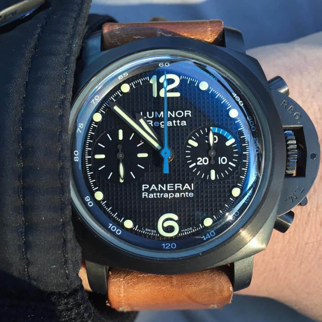 パネライのインスタグラム：「Starting the week off right with the #Panerai #PAM332 Luminor Marina Chrono Rattrapante featuring a PVD case and hobnail dial. Pic by @bdotlau #paneraicentral」
