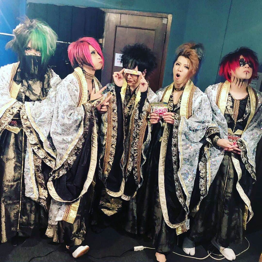 己龍のインスタグラム：「8月12日❣️ハイチュウの日って事で、ハイチュウと一緒に📸笑。  名古屋ボトムラインありがとうございました✨  #己龍 #kiryu #ハイチュウの日 #黒崎眞弥 #酒井参輝 #九条武政 #一色日和 #遠海准司 #情緒纏綿 #名古屋ボトムライン」