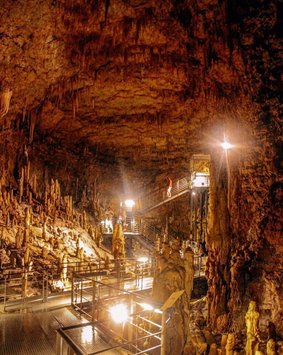 Be.okinawaさんのインスタグラム写真 - (Be.okinawaInstagram)「What an overwhelming amount of stalagmites! The Gyokusendo Cave is a massive natural cave with a history of more than 300,000 years. 📷:@stacebus  #gyokusendocave #nanjocitytamagusuku #玉泉洞 #南城市玉城 #교쿠센도 #난조시다마구스쿠 #鍾乳洞 #珊瑚 #limestonecave #coral #beokinawa #visitokinawa」8月12日 22時17分 - visitokinawajapan