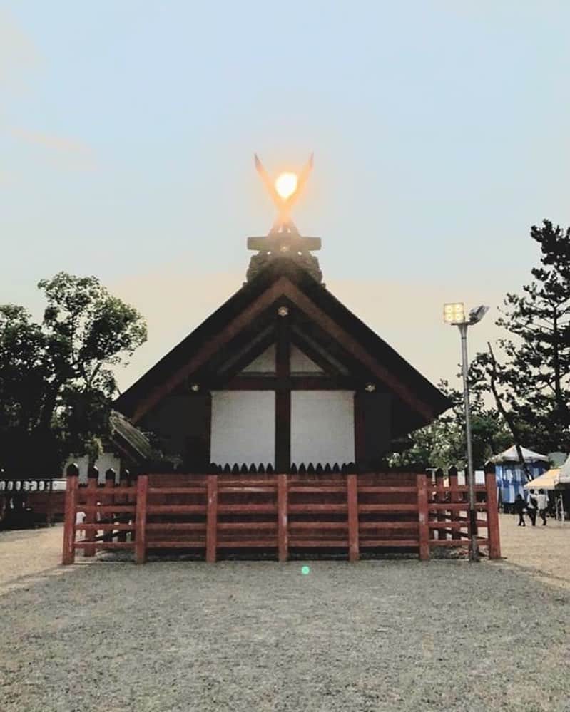 桂のインスタグラム：「千木に日が沈む夏越の大祓  #shrine #jinja #summerpurificationceremony #sanctuary #sunset #twilight #sunlight #sky #clouds #神社 #夏越の大祓 #境内 #神域 #日没 #黄昏 #日輪 #空 #雲 #千木」