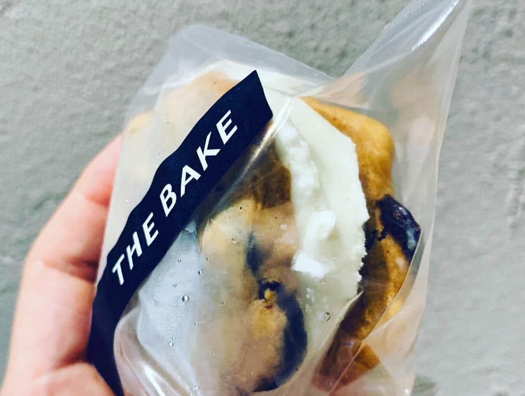 The Bakeさんのインスタグラム写真 - (The BakeInstagram)「《Cookie Ice cream》 クッキーサンドアイスクリーム？ アイスクリームクッキーサンド？ 完成しました😊  スピード勝負のこれら、まだ大量に作れておりませんが店頭でアナウンス出来てないのでインスタフォローの皆様に先行販売ですね！ ［1.チョコチップクッキー×ミルクアイス］ bake不動の人気のチョコチップクッキーとミルクアイス。間違いない組み合わせです！これを食べた私たちの第一声「…チョコチップクッキー…うまっ！さすが✨✨✨」です😄 ［2.抹茶マカダミアクッキー×抹茶アイス」 抹茶アイスとマカダミアのザクッが当たった時の幸せな気持ち❤️これも間違いないです！私は暫定1位です！！ 抹茶のクッキーとか苦手っていう方にも是非おすすめです！ 今後も新しい味考えてますので是非色々とお試しください！  #cookieicecream #クッキーサンド #chocochipcookies #milkicecream #matcha #matchacookies #matchaicecream #アイスクリーム #アイスクリームサンド #thebake #shibuya #tokyo」8月12日 22時24分 - the_bake1121