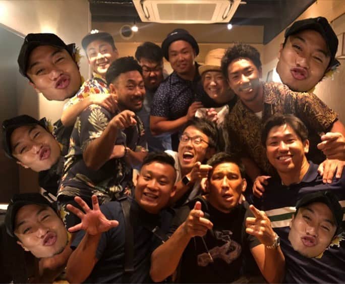和田美枝のインスタグラム：「『優勝おめでと🏆とノブさんおかえり👨🏽‍🌾の会』  #一人いないの気付かず集合写真 #なので多めに #足しました #心が綺麗なラガーマン #山奥にある川のお水くらい綺麗 #みんな大好きぎゅーとガオー #肉匠牛虎 #delicious」