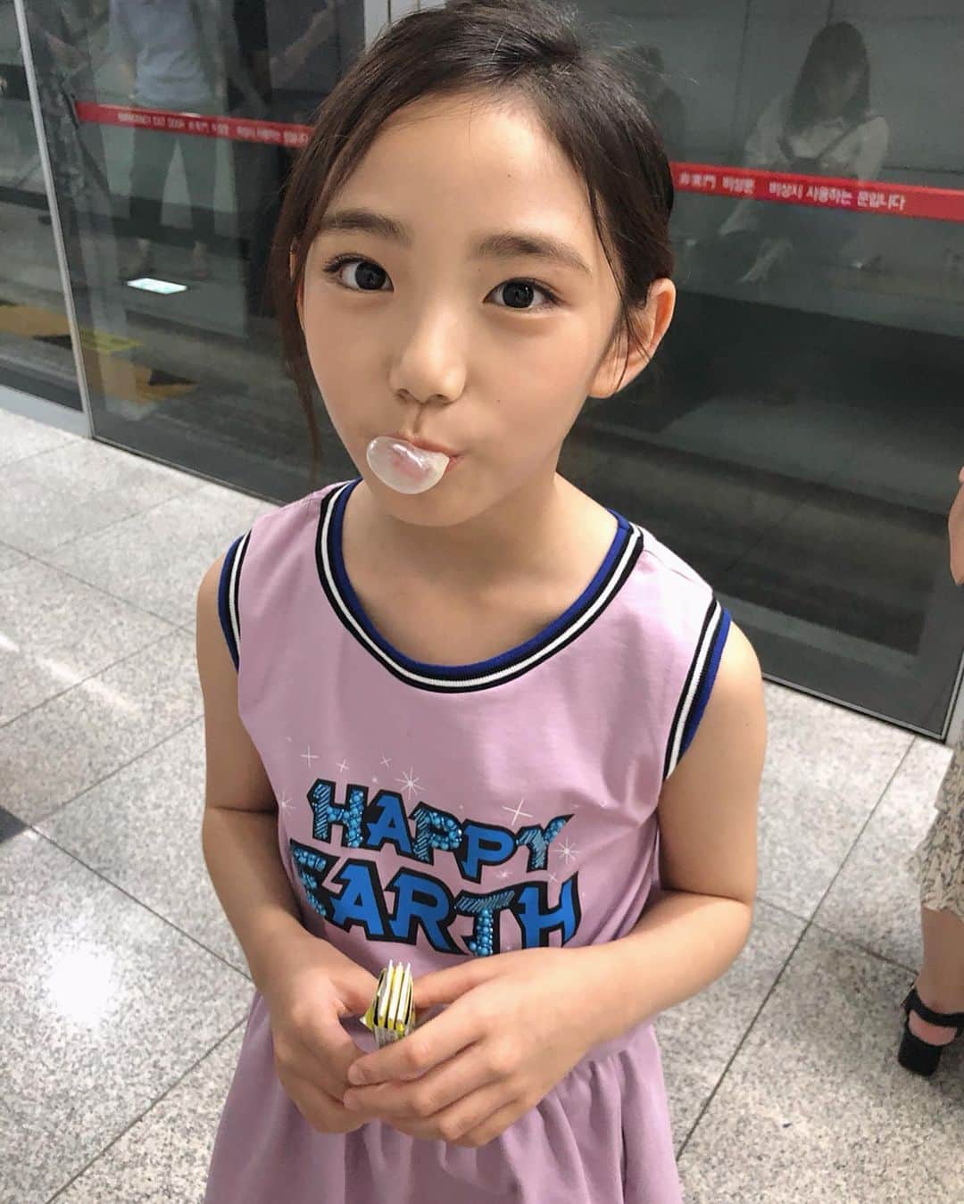 ウンチェのインスタグラム：「. 팍 치고 싶다 🖐🏻 오늘 정말정말 고생 많았고  넘넘 멋졌던 울 딸💜 - - - #키즈모델#이은채 #월요일#일상#비요일#☔️ #지옥철을#즐기는그녀#😱 #이너스#얼스앤어스 #enus#earthandus」