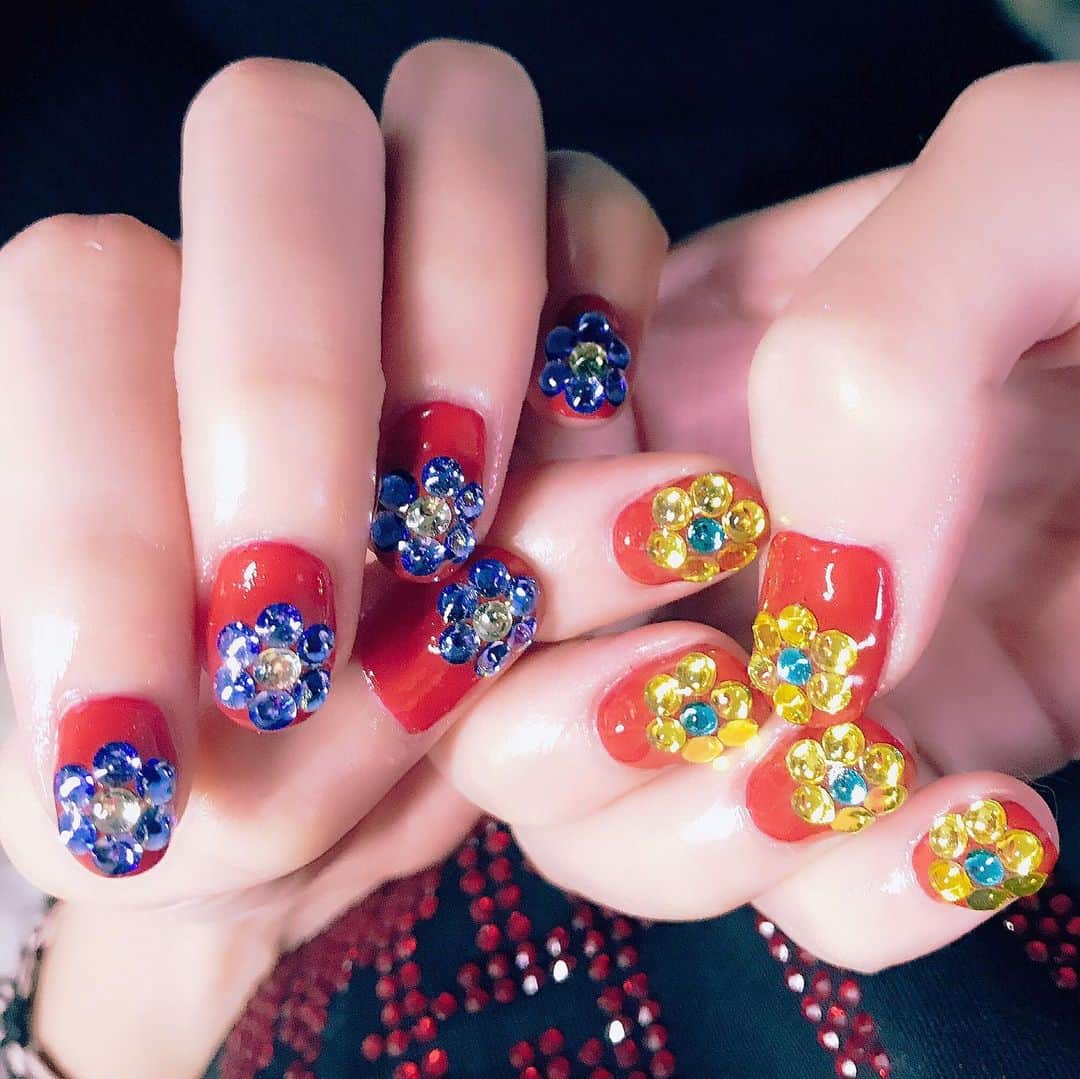 なかやまちえこのインスタグラム：「おとなRed💫 #nail #nails #nailart #ネイル #美甲 #ネイルアート  #clou #nagel #ongle #ongles #unghia #japanesenailart #manucure #네일 #젤네일 #네일아트 #네일리스트 #japanesenails #manicurist #gelnails #赤ネイル #rednails #stonenails #flowernails #AMIAYA #AYA ちゃん PREGELミューズ マザーズレッド」