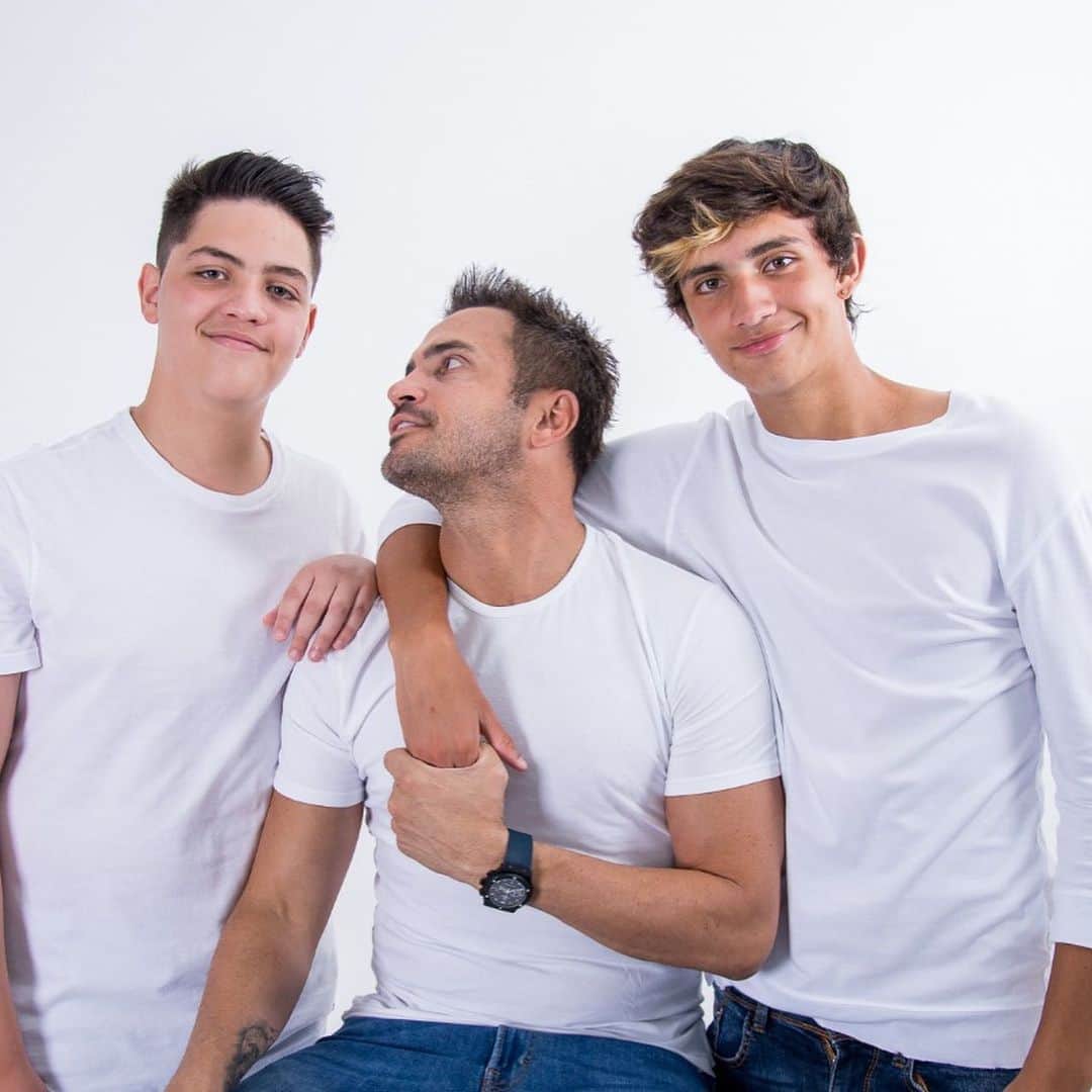 アレッサンドロ・ローザ・ヴィエイラのインスタグラム：「O dia dos pais passou e mais uma vez devido a compromissos profissionais não pude estar perto de vocês! Que sorte a minha ter vocês como filhos @enzo12mendes @luigi12mendes ,meus amigos,parceiros e companheiros! E de quebra chega na minha vida 2 enteados mais que especiais @enzofariafontaoo e @cairofariaa pra completar esse ciclo de amor e parceria! Amo vocês ❤️❤️」