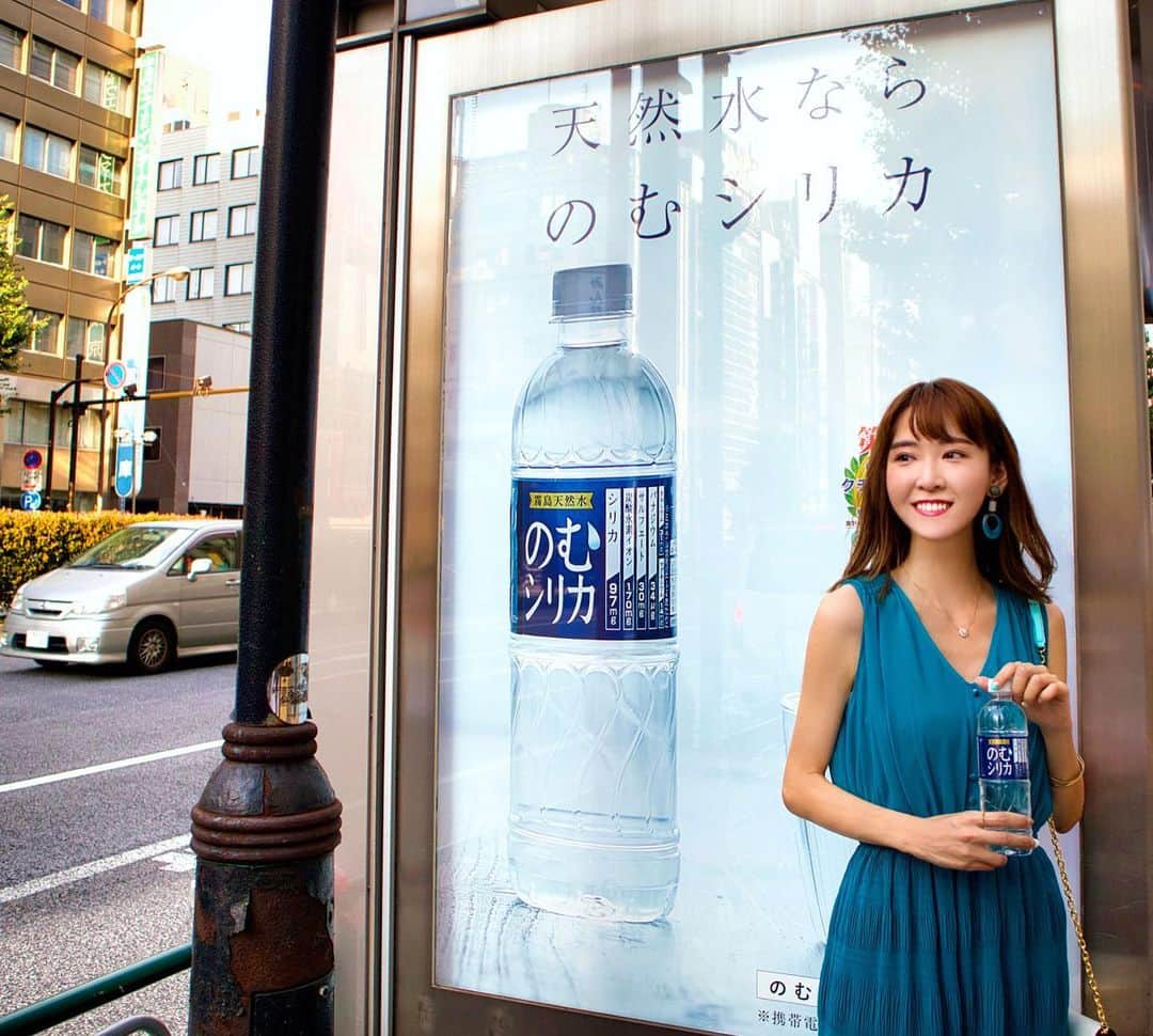 のインスタグラム：「最近毎日暑いから、こまめに水分補給しないと🥛 .  よく飲んでいるお水、のむシリカの広告をバス停で発見‼️ . ＠コスメ1位獲得してて、周りのお友達も飲んでる子多いの💓 .  4大ミネラルの含有量が多いから、新陳代謝上がって体質改善にも✨ .  中硬水で飲みやすいし、天然水でミネラル補給出来るって良いよね🙆‍♀️🎶 .  @nomusilica_official .  #シリカ #シリカ水 #のむシリカ #水 #天然水 #熱中症対策 #ナチュラルウォーター #霧島天然水 #美容 #デトックス #pr」