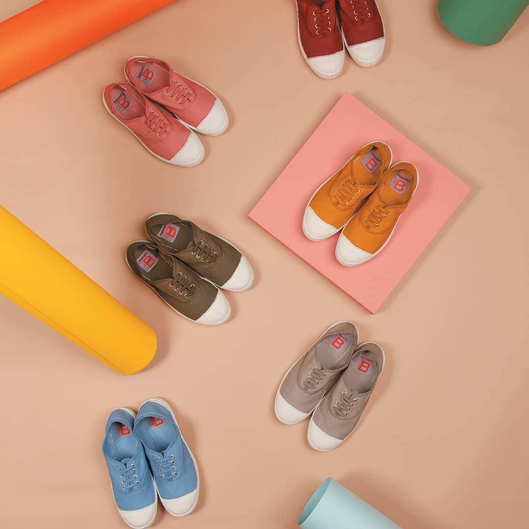 ベンシモンのインスタグラム：「Indispensable de vos valises: notre tennis iconique se décline dans une palette de tons chauds intemporels pour toutes vos activités de l'été! ☀️ A retrouver en ligne et dans nos boutiques 💙 🇬🇧 A must have for your suitcases: our iconic tennis is available in a palette of warm and timeless tones for all your summer activities! ☀️ Find it online and in our shops 💙 #summer #tennis #Bensimon #sun」
