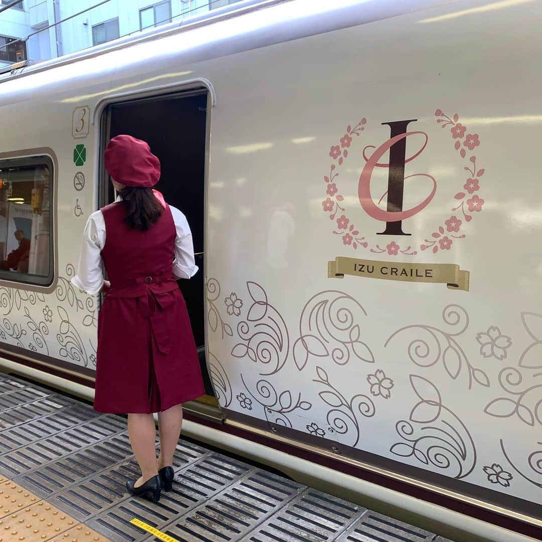 牛窪万里子さんのインスタグラム写真 - (牛窪万里子Instagram)「伊豆クレイル号にて小田原経由で東京に帰って来ました。  車内も快適な空間。車窓からは青空の下、真っ青な海が広がっていました。 #伊豆クレイル #伊東 #小田原 #旅 #海がきれいでした #乗り鉄  #乗り鉄旅  #乗り鉄女子」8月12日 22時42分 - mariko_ushikubo