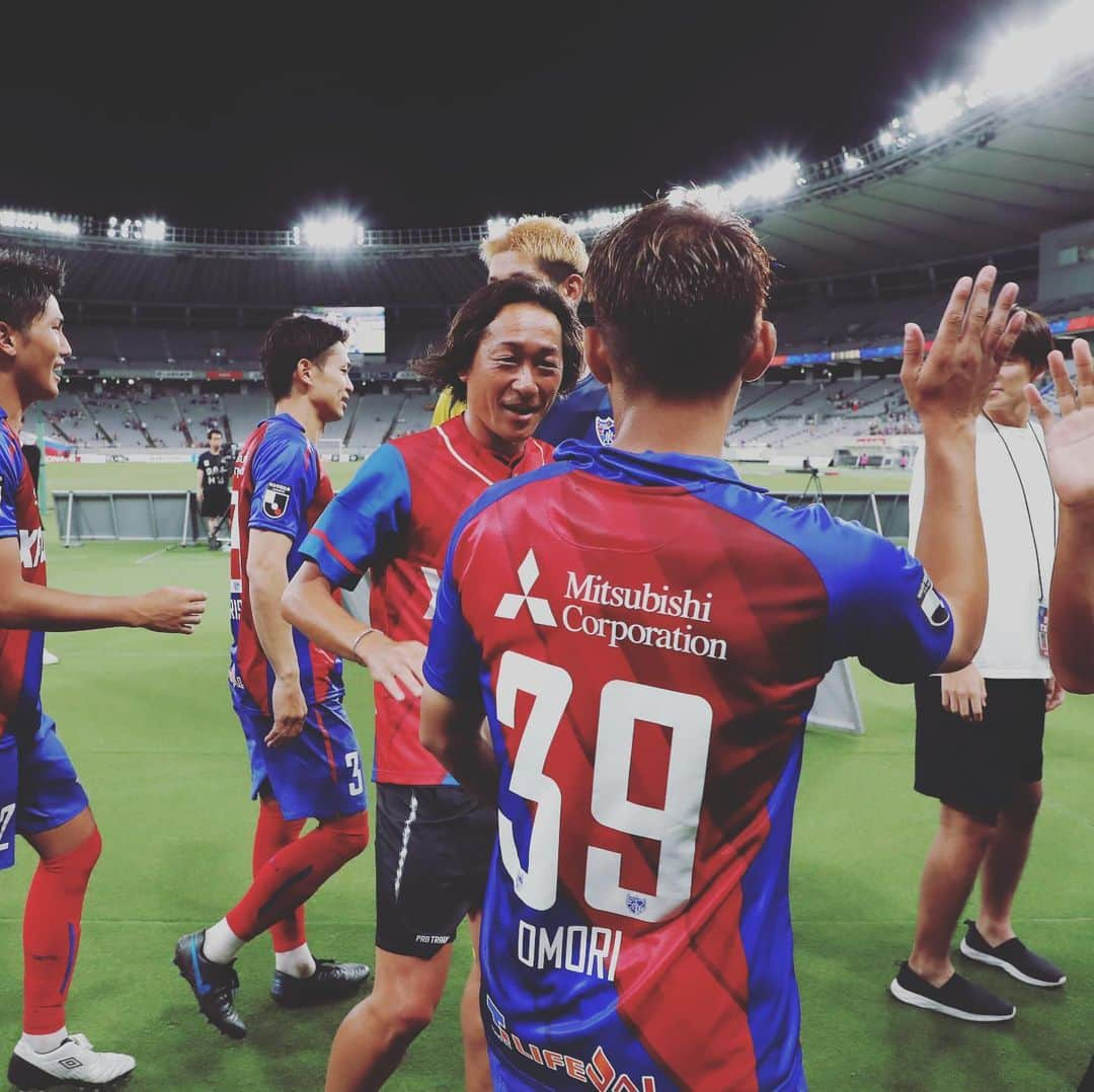 FC東京オフィシャルグッズさんのインスタグラム写真 - (FC東京オフィシャルグッズInstagram)「. 最高の笑顔。 やっぱり #味の素スタジアム が。 ピッチが好きなんだなぁ、ナオさんは。 @sgss.18 @fctokyoofficial  #石川直宏 #CC #FC東京 #fctokyo #tokyo」8月12日 22時43分 - fctokyoofficial