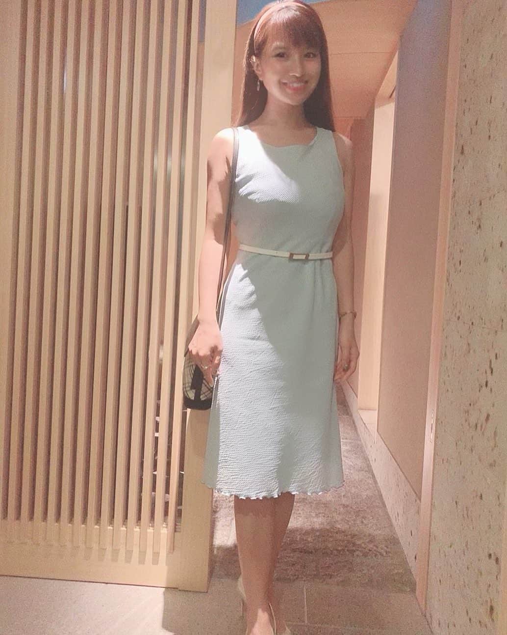 のインスタグラム：「﻿ マミーが若かりし頃に愛用していた水色のワンピース 👗‬﻿ ‪貰った頃は、成長期だったので入らなくって、、、😅(笑)‬﻿ ﻿ ‪久しぶりに着てみたらジャストフィット！！！！！﻿ いつか着ようと思って大事にとっておいて良かった〜💗‬﻿ ﻿ ‪こう見ると、マミーと似てるなぁ〜私。‬﻿ ‪いや、マミーの方が"おしとやか"か(^^;;‬﻿ ﻿ #健康的すぎる娘﻿ #体調悪くても今日も元気だねって言われる﻿ #いいことだ」
