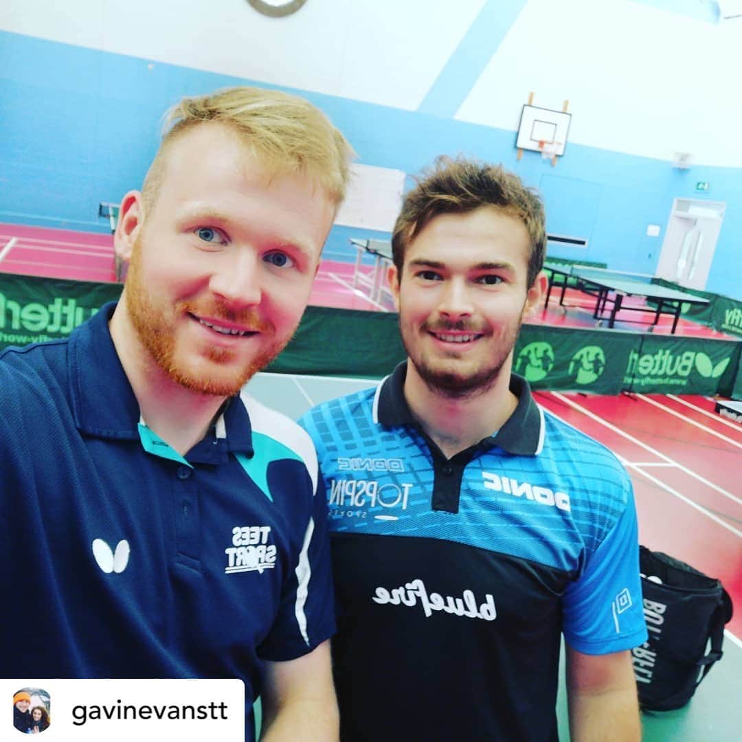 サム・ウォーカーのインスタグラム：「Rolling back the years with the big man @gavinevanstt today at @gcollege_tta 💪🏻🏓 #donictabletennis #bluefire」