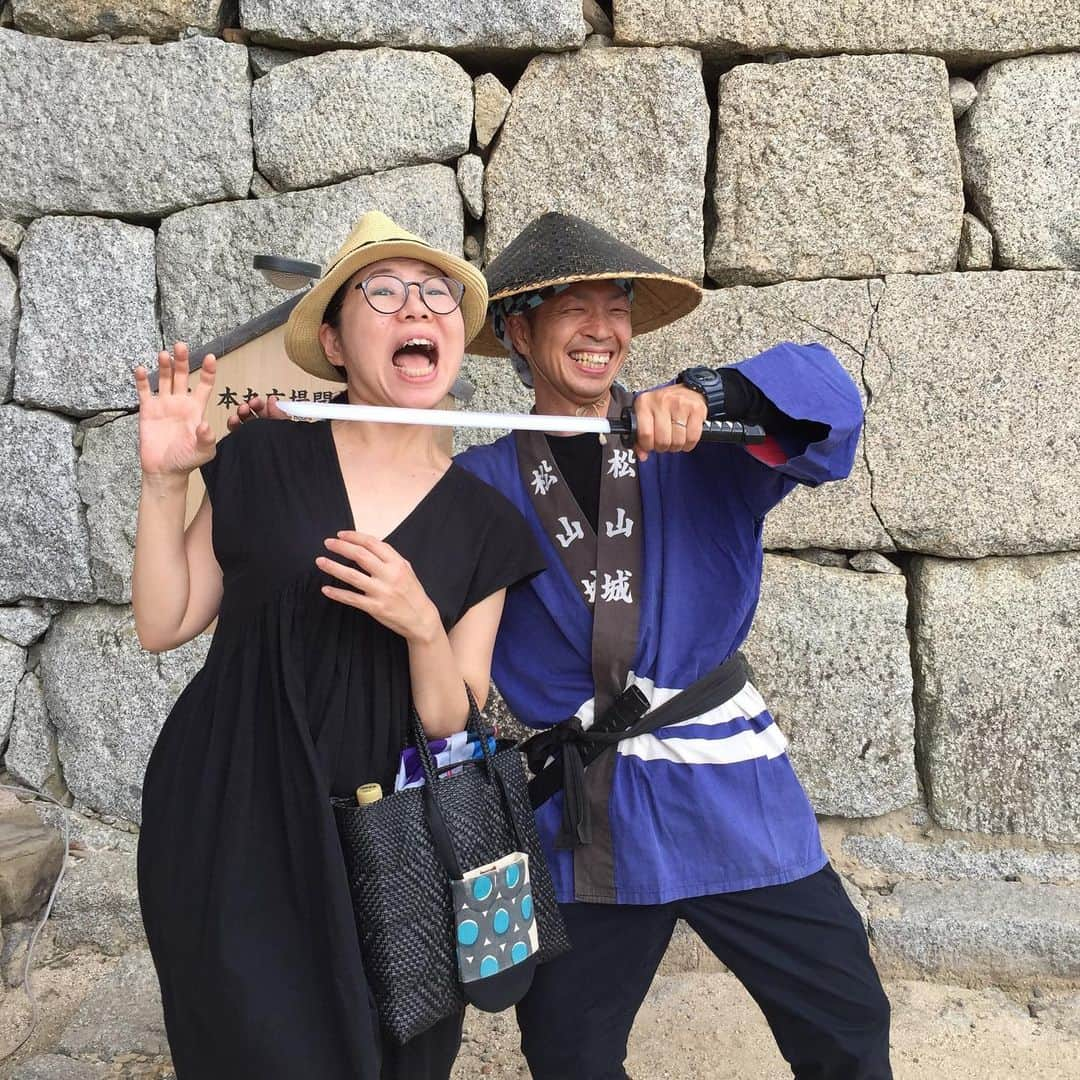 氏家恵さんのインスタグラム写真 - (氏家恵Instagram)「家族で高知から愛媛に旅行 愛媛のＢ級グルメ #白楽天 #焼き豚たまご飯  うまし。  #松山城  では門番とにこやかに写真を撮った直後に捕らえられた？！ (笑) ノリのいいお兄さんでした。 暑い中お疲れ様です。  火縄銃体験をするヒノキ。今ひとつ撃ってる感がない…」8月12日 22時46分 - ujiiemegumi