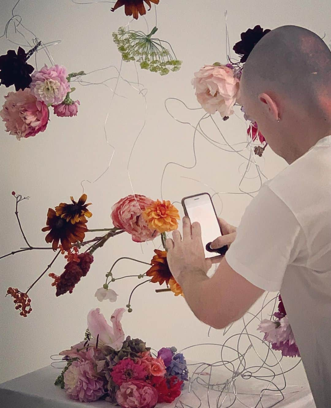 ニック・ナイトさんのインスタグラム写真 - (ニック・ナイトInstagram)「As a continuation of @stephen.doherty's exhibition, 'Gratitude Blooms', live today on the SHOWstudio.com webcam we have the great pleasure to have the wonderful painter @stephen.doherty and brilliant sculptor @williamfarr who are collaborating  to make a print of @williamfarr sculpture by @stephen.doherty for sale on SHOWstudio .  If you haven't already, visit the 'Gratitude Blooms' exhibition at 22D Ebury Street weekdays 10.30 - 6pm. The space is scented by Floral Street Fragrances @floralstreet_ throughout the duration.」8月12日 22時56分 - nick_knight