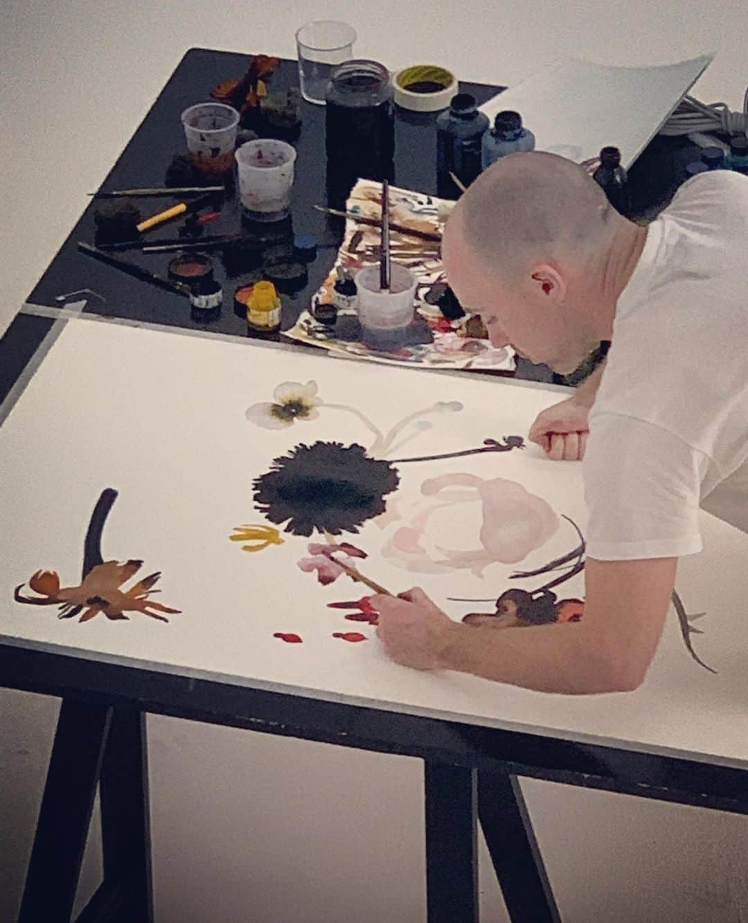 ニック・ナイトさんのインスタグラム写真 - (ニック・ナイトInstagram)「As a continuation of @stephen.doherty's exhibition, 'Gratitude Blooms', live today on the SHOWstudio.com webcam we have the great pleasure to have the wonderful painter @stephen.doherty and brilliant sculptor @williamfarr who are collaborating  to make a print of @williamfarr sculpture by @stephen.doherty for sale on SHOWstudio .  If you haven't already, visit the 'Gratitude Blooms' exhibition at 22D Ebury Street weekdays 10.30 - 6pm. The space is scented by Floral Street Fragrances @floralstreet_ throughout the duration.」8月12日 22時56分 - nick_knight