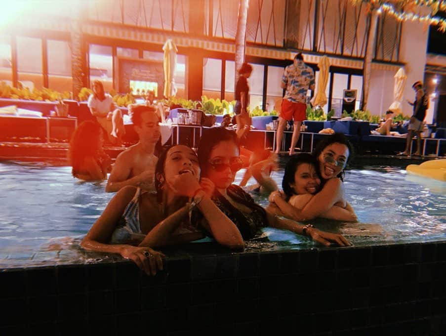 ソニアさんのインスタグラム写真 - (ソニアInstagram)「Signs of a good (but absolutely batshit crazy night) -  1) Champagne overload 2) Friends spontaneously turning up 3) Everyone getting dunked pretty much fully clothed 4) Falling face first into the ground with @jermsng 5) Avery’s phone getting stolen 6) Us tracking phone thief to a hotel in town 7) Avery ACTUALLY getting his phone back 8) 99% of photos were blur  9) @r_hjs probably never hanging out with us again after last night 🤣 10) But eventually (and miraculously) everyone got back in one piece and it was honestly a heck of a night  Thank you @tanjongbeachclub and @havaianassingapore for an explosive end to the long weekend 💥」8月12日 22時55分 - soniachew