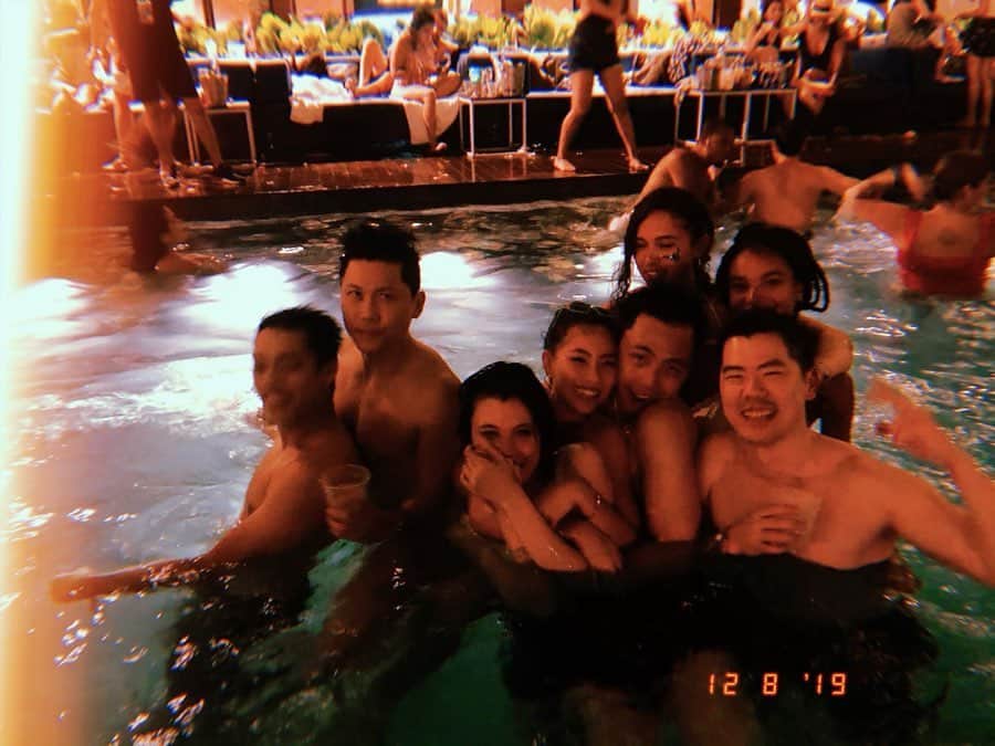 ソニアさんのインスタグラム写真 - (ソニアInstagram)「Signs of a good (but absolutely batshit crazy night) -  1) Champagne overload 2) Friends spontaneously turning up 3) Everyone getting dunked pretty much fully clothed 4) Falling face first into the ground with @jermsng 5) Avery’s phone getting stolen 6) Us tracking phone thief to a hotel in town 7) Avery ACTUALLY getting his phone back 8) 99% of photos were blur  9) @r_hjs probably never hanging out with us again after last night 🤣 10) But eventually (and miraculously) everyone got back in one piece and it was honestly a heck of a night  Thank you @tanjongbeachclub and @havaianassingapore for an explosive end to the long weekend 💥」8月12日 22時55分 - soniachew