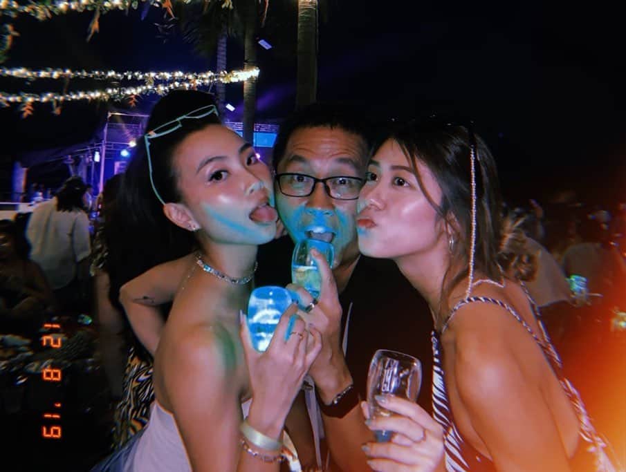 ソニアさんのインスタグラム写真 - (ソニアInstagram)「Signs of a good (but absolutely batshit crazy night) -  1) Champagne overload 2) Friends spontaneously turning up 3) Everyone getting dunked pretty much fully clothed 4) Falling face first into the ground with @jermsng 5) Avery’s phone getting stolen 6) Us tracking phone thief to a hotel in town 7) Avery ACTUALLY getting his phone back 8) 99% of photos were blur  9) @r_hjs probably never hanging out with us again after last night 🤣 10) But eventually (and miraculously) everyone got back in one piece and it was honestly a heck of a night  Thank you @tanjongbeachclub and @havaianassingapore for an explosive end to the long weekend 💥」8月12日 22時55分 - soniachew
