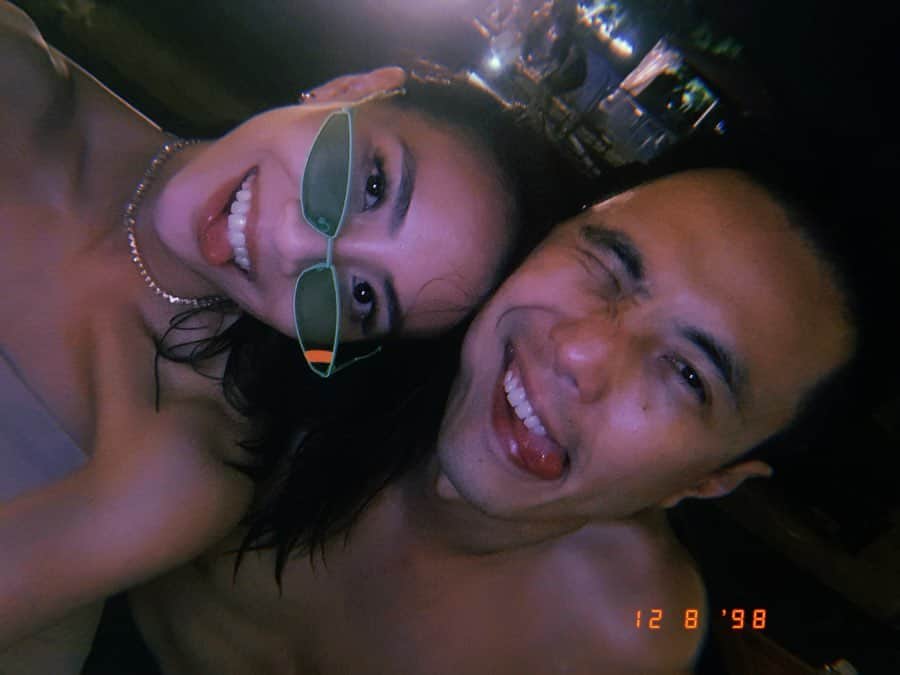 のインスタグラム：「Signs of a good (but absolutely batshit crazy night) -  1) Champagne overload 2) Friends spontaneously turning up 3) Everyone getting dunked pretty much fully clothed 4) Falling face first into the ground with @jermsng 5) Avery’s phone getting stolen 6) Us tracking phone thief to a hotel in town 7) Avery ACTUALLY getting his phone back 8) 99% of photos were blur  9) @r_hjs probably never hanging out with us again after last night 🤣 10) But eventually (and miraculously) everyone got back in one piece and it was honestly a heck of a night  Thank you @tanjongbeachclub and @havaianassingapore for an explosive end to the long weekend 💥」