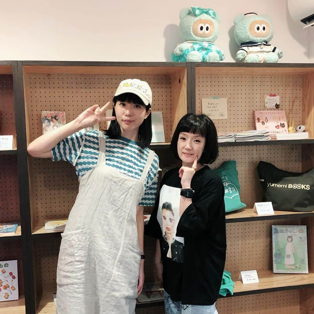 千秋さんのインスタグラム写真 - (千秋Instagram)「娘が大好きな元でんぱ組のねむちゃんの本屋さん #夢眠書店 へ📚 アイドルをやめて芸能界を引退して、そして本屋さんになる夢を叶えたのです✨ 行かずにはいられない。 夢に向かって頑張るひと、大好物だから💚  ここはね、秘密の場所にあるので、ワクワクしながら探して、見つけた時にまず嬉しい。そして、今回、奥からエプロンしてジョウロを持ったねむが「いらっしゃいませ」って出てきた時、眩しくてクラクラしました。これはその夜、娘と話した時に、同じ場面で全く同じことを思って泣きそうになったらしいので。本当にキラキラしてたんだと思う💚✨✨ 手作りの本屋さん。小さい子どものいるママたちに優しい秘密の場所。このお店のコンセプトと、たまたまわたしも本にハマる #千秋読書クラブ のタイミングもあって、何か一緒に出来るかもね！って話もしながら。のんびり待っててね。  #夢眠書店 @yumemibooks  #夢眠ねむ #千秋読書クラブ」8月12日 22時49分 - chiaki77777