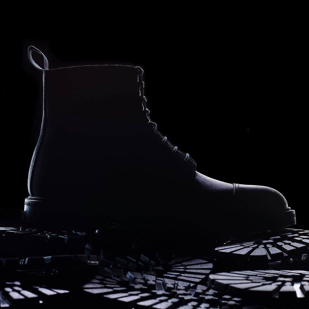 のインスタグラム：「The Autumn Winter ‘19 season is nearly upon us.  AW19. Online from the 1-9-19 #AW19 #crockettandjones #newseason #newstyles #madetobeworn  Above. Part II of ‘The Black Editions’ is to be revealed this week on @instagram」