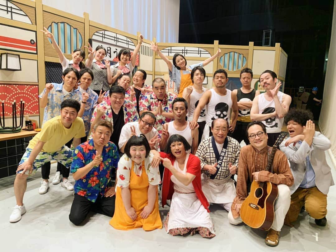 服部ひで子のインスタグラム：「👑吉本新喜劇ワールドツアー👑 すっちー&酒井座長班。  8/12(月祝)【三重】 ご来場くださった皆様、ありがとうございました～ヽ(●´ε｀●)ノ  この班の国内公演は、 残すこと  9/6(金)9/7(土) 【大阪】なんばグランド花月 のみとなります。  ゲストで、小籔&川畑座長の出演も決定～‼️ 更に、9/7(土)は 全国の映画館にて、ライブビューイングも開催します！！！(詳しくは、公式HPにて👍) 60周年の特別公演が観られる最後のチャンス。 是非、お楽しみください(*^ー^)ノ♪。 #吉本新喜劇 #よしもと新喜劇 #新喜劇  #吉本新喜劇ワールドツアー」