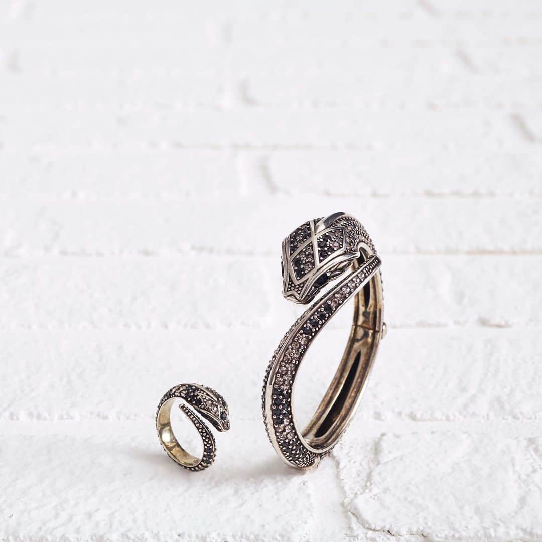ロベルトカバリさんのインスタグラム写真 - (ロベルトカバリInstagram)「This sophisticated ring takes on the shape of a snake - one of the house’s most iconic motifs. #RobertoCavalliPreFall19」8月12日 23時01分 - roberto_cavalli
