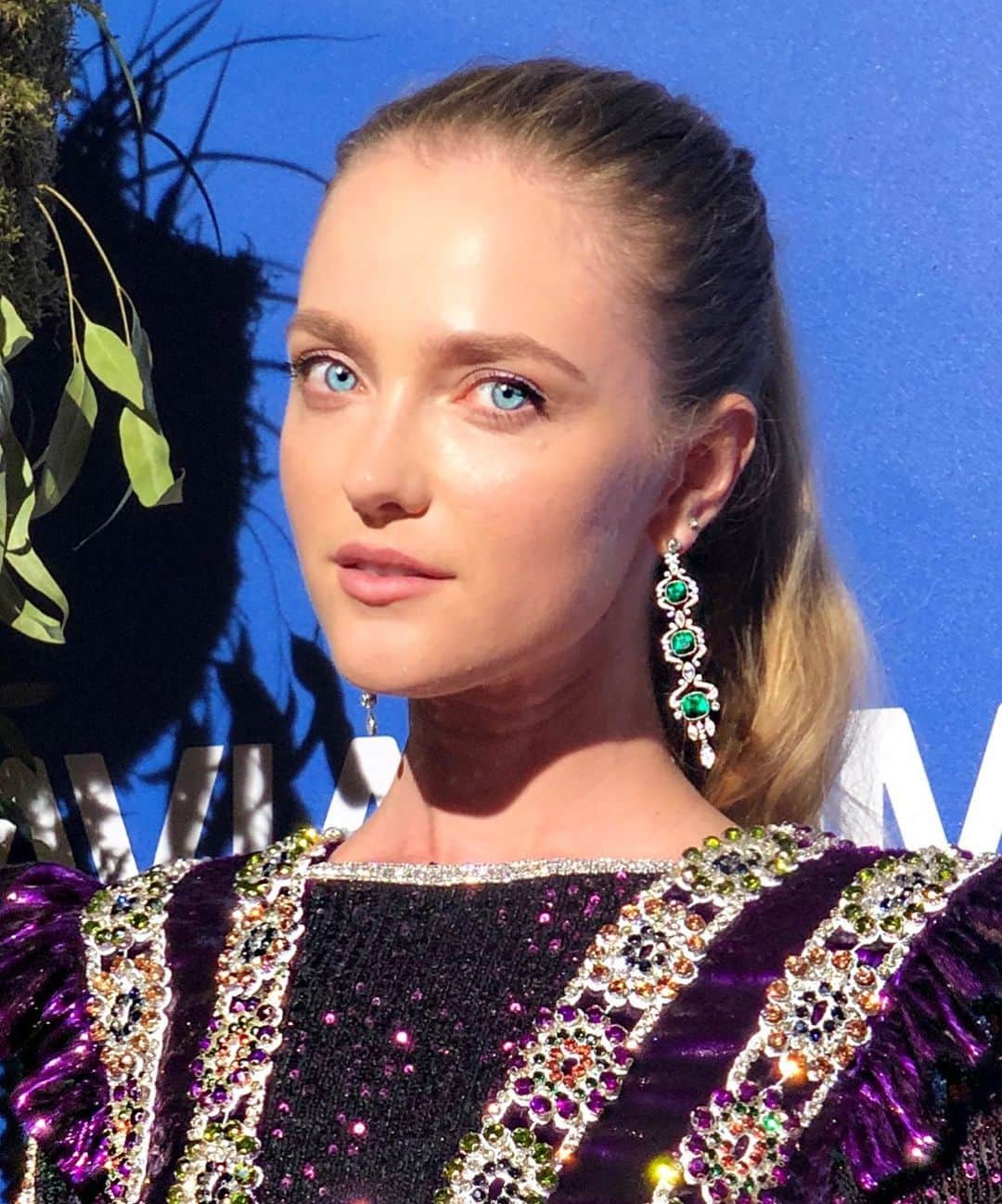 ヴラダ・ロスリャコヴァのインスタグラム：「Чудо чудное завесть Мне б хотелось. Где-то есть Ель в лесу, под елью белка; Диво, право, не безделка - Белка песенки поет Да орешки все грызет, А орешки не простые, Все скорлупки золотые, Ядра - чистый изумруд; Но, быть может, люди врут.」