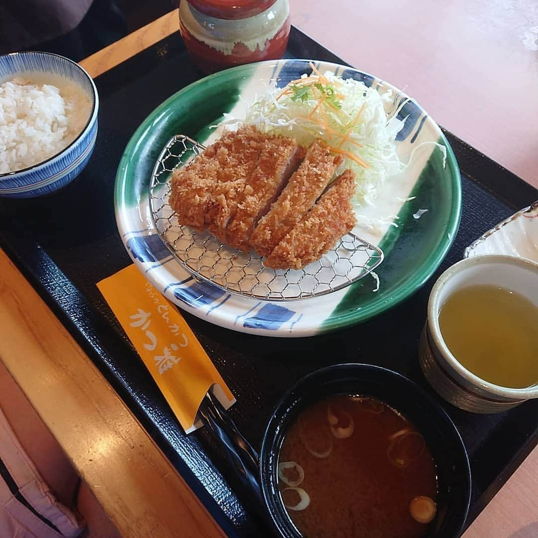 ピックさんのインスタグラム写真 - (ピックInstagram)「お昼は かつ雅🍴🍴🍴 とんかつのお店は❗ 、 かつ雅‼️ ５月に１度行って、 また、行きたいってことで、 お肉はヒレ派～ 、 前回は熟成ヒレかつ定食 、 今回は❗ 夫婦で、一人は、熟成ヒレ 一人は、黒豚ヒレかつ定食😃 、 お値段は倍で、美味しかったけど、 次は、熟成ヒレで充分かな(笑)🤣🤣🤣 、 美味しいけどね👍 、 一つゆうなら、 漬け物に❗カボチャはないかな～💡 、 、 #かつ雅  #とんかつ #ヒレカツ  #定食 #ヒレかつ定食 #おひるごはん  #お昼ご飯 #ランチ #lunch #トンカツ #大府市 #黒豚 #愛知県 #犬友  #家族  #夫婦」8月12日 23時05分 - pick09040904