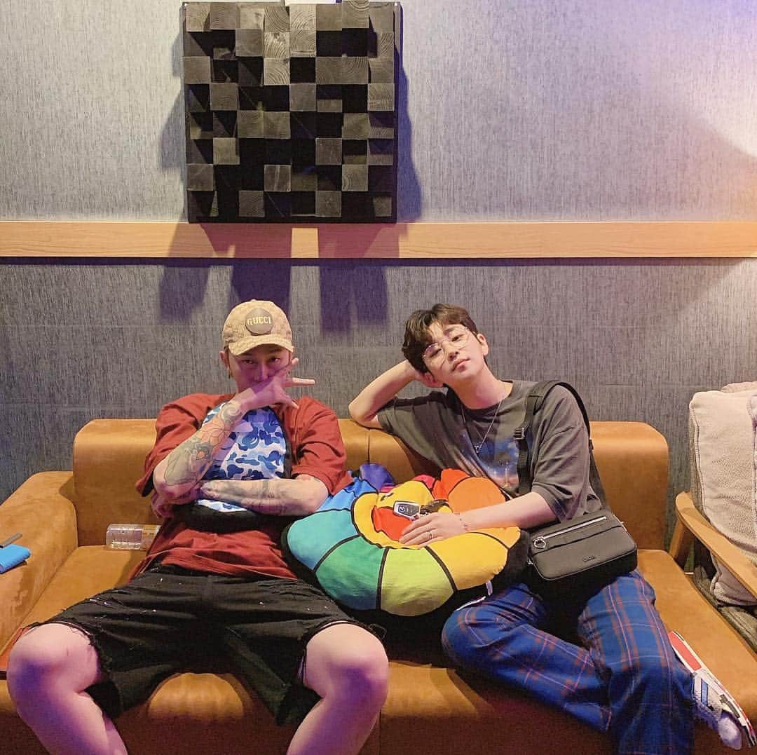 DINDINのインスタグラム：「나는 잘 나왔는데 슬리피는 못 나와서 올려버리기 #딘딘 #슬리피 #딘슬 #👬」
