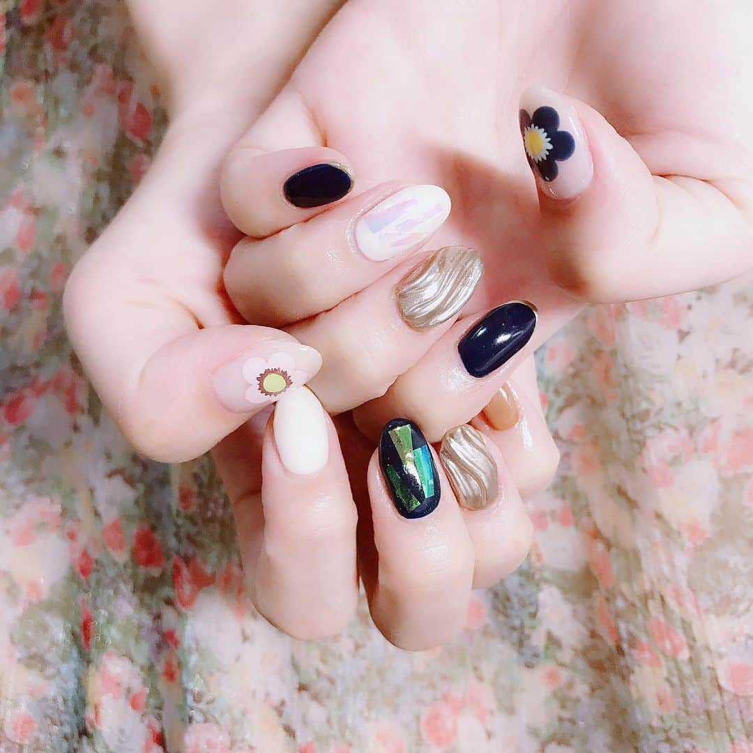 なかやまちえこさんのインスタグラム写真 - (なかやまちえこInstagram)「イメージお伝えいただいて🙏 #nail #nails #nailart #ネイル #美甲 #ネイルアート  #clou #nagel #ongle #ongles #unghia #japanesenailart #manucure #네일 #젤네일 #네일아트 #네일리스트 #japanesenails #manicurist #gelnails #秋ネイル #autumnnails #うねりネイル #木村ミサ ちゃん」8月12日 23時10分 - chiekonakayama