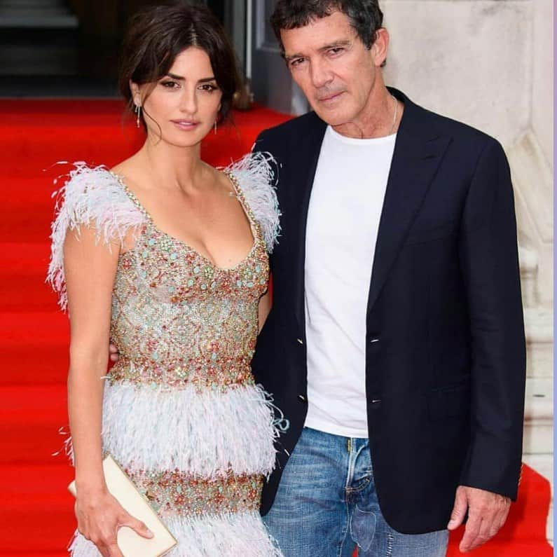 ペネロペ・クルスさんのインスタグラム写真 - (ペネロペ・クルスInstagram)「Pain and glory premiere in London last week @antoniobanderasoficial #pedroalmodovar  Estreno de Dolor y Gloria en Londres con mis queridos #pedroalmodovar y @antoniobanderasoficial  Thank you @ralphandrusso @atelierswarovski @gregoriastylist @pabloidbeauty」8月12日 23時10分 - penelopecruzoficial