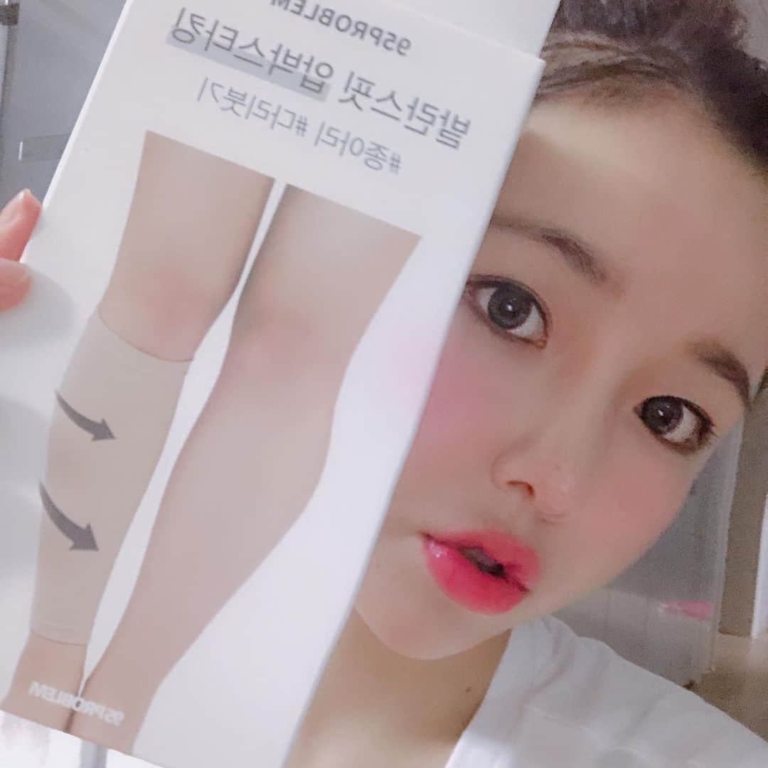 hyeriのインスタグラム：「하루종일 서있어서 다리가붓고 구두신어서 또 다리가붓고 가만히 앉아있어도 혈액순환도 잘되지않아 부어서 결국 의료용 압박스타킹을!! 이걸차고나면 정말 다음날 붓기가 없는게 눈에보이고 다리도 가볍고!!👍앞으로 내다리 너에게 맡길게🙈  #발란스핏#의료용압박스타킹#압박스타킹#압박스타킹추천#종아리붓기#종아리살#다리살빼기#다리붓기빼기#인생템발견」