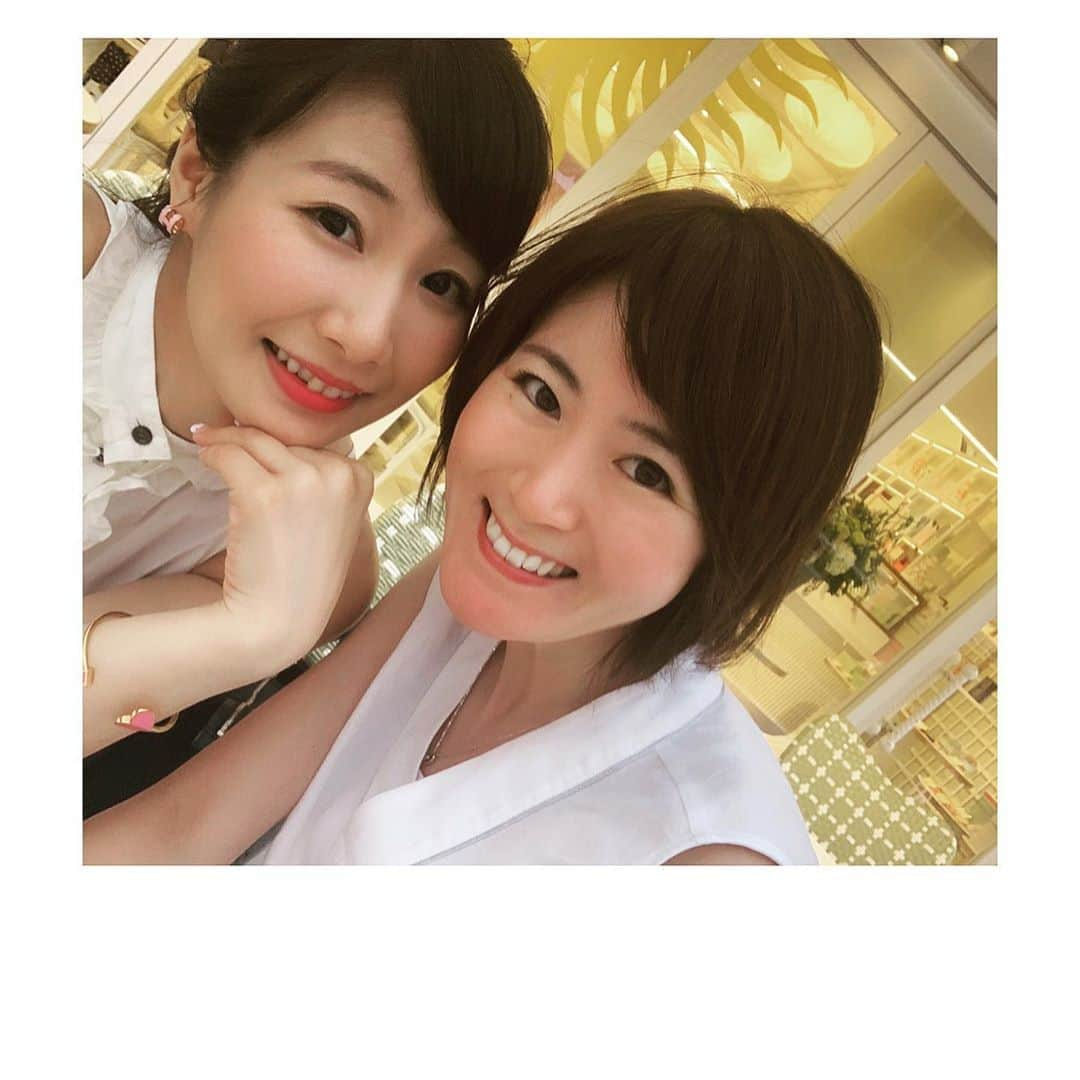 島津久美子さんのインスタグラム写真 - (島津久美子Instagram)「前職のフジ系列局のアナウンサー仲間👭🎀 * 女子アナ研修で意気投合してから、ちょくちょく顔は合わせていたけれど、今回はやっと３人揃って東京集合できました☺︎✨ * 会う度にキラキラしていく2人には、高知に福島と離れている時から今も変わらず支えてもらっちゃってます😂💕 * とにかく時間が足りなかったなぁ…早くまた会いたい！！* #元職場 #フジ系列 #フジテレビ系列 #福島テレビ #山陰中央テレビ #高知さんさんテレビ #アナウンサー #女子アナ会 #女子アナ #オシャレカフェ #ラデュレ #マカロン #好きだなー #心強い仲間たち #目指せキラキラ女子 #見習いたいところがいっぱい #これからもよろしくね💕 #girlstalk #cafe #aoyama #laduree #newscasters #myfriends」8月12日 23時21分 - kumiko_shimazu