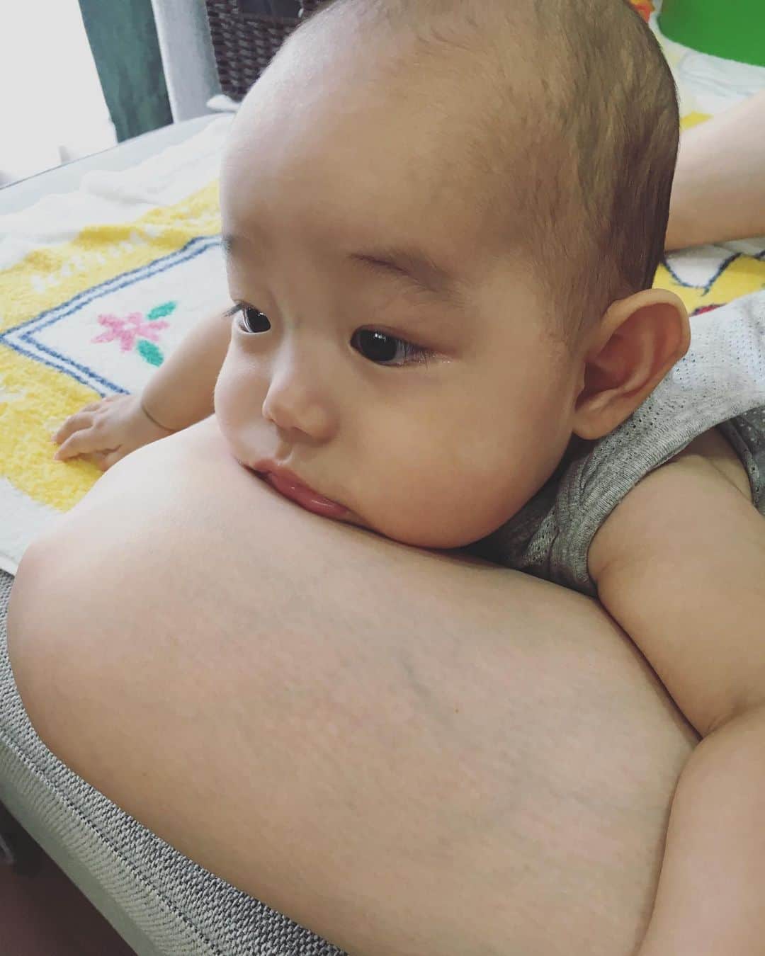 平山奈美のインスタグラム：「夏バテ .  #夏バテ #お盆 #タレ眉 #男の子ベビー #男の子ママ #重力 #ほっぺ #赤ちゃんのいる暮らし #新米ママ #生後5ヶ月 #マザコン #べったり #baby #boy #mama  #cute #5months  #love #relax #home #mylove #justbaby #summer #hot」