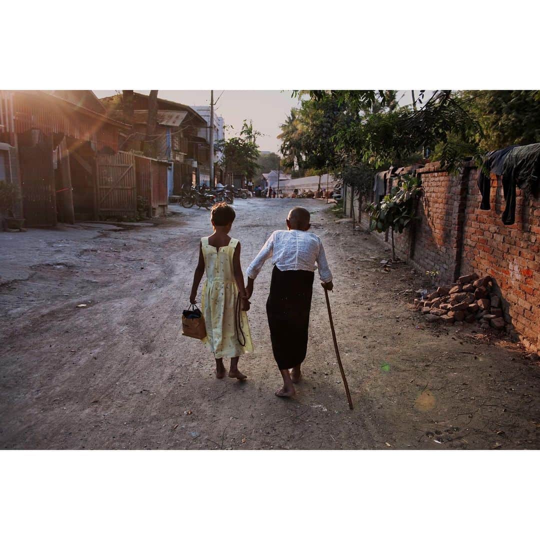 スティーブ・マカリーさんのインスタグラム写真 - (スティーブ・マカリーInstagram)「“There is nothing on this earth more to be prized than true friendship.” - Thomas Aquinas. #Myanmar, 2011.」8月12日 23時22分 - stevemccurryofficial