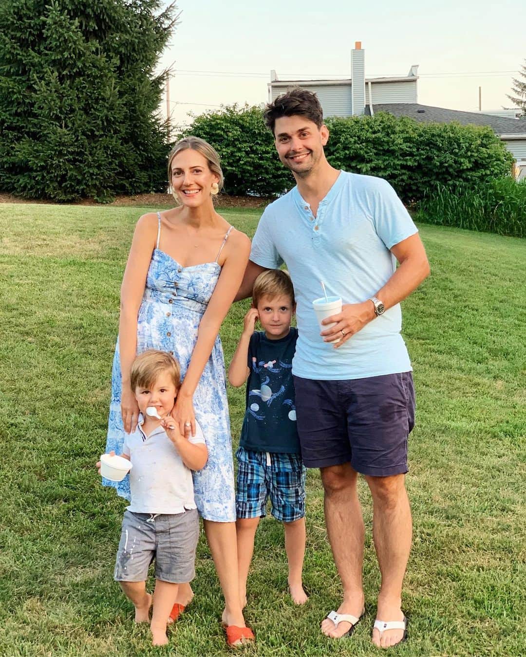 Anna Jane Wisniewskiのインスタグラム：「Back to reality after a little August holiday. About 10 days ago, we journeyed go Ohio to see my mom, all my siblings, and my niece and nephews (aka the Derkin cousin convention). This photo is from the night before we left for our trip abroad. We then left the kids at Camp Grandparents and jetted off to Spain where we had an awesome five days. But don’t worry—the kids had a great week and went to the zoo, swam with their cousins, and even went to Cedar Point! 🎢  Now, we’re back in Chicago where I’m about a lifetime behind on everything and my house is a mess so I’ll be buckling down with some coffee for the next few days. I’m proud to say that while I brought my computer with me to Spain, I didn’t use it—now that’s a holiday.  PS You all have loved these @hm dresses (Yes, I have two @hm dresses in the same color way). If your size is sold out online, check your local store! There were a ton of these when I bought them a couple weeks ago. http://liketk.it/2E62J #liketkit @liketoknow.it #LTKunder50 #hmxme #ootd」