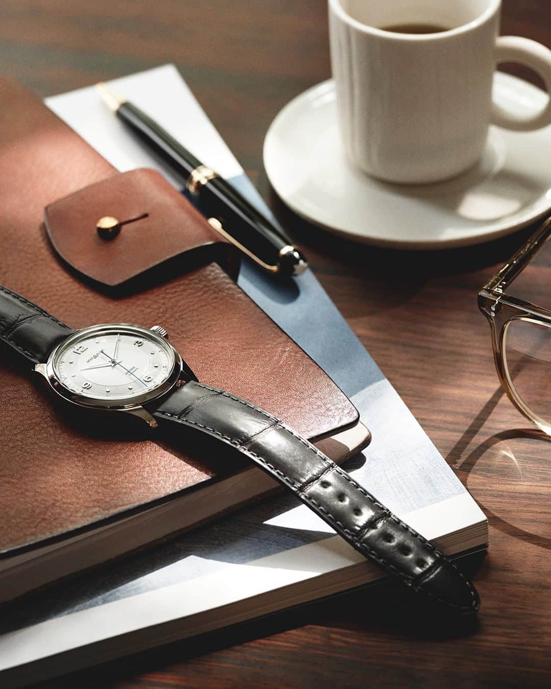 MR PORTERのインスタグラム：「⌚ @mrporterwatches ⌚ Did you know that MR PORTER has its very own Instagram account dedicated to Luxury Watches? From the newest arrivals to lessons in caring for and making the most of your new timepiece, you can find everything you need to know over on MR PORTER watches.」