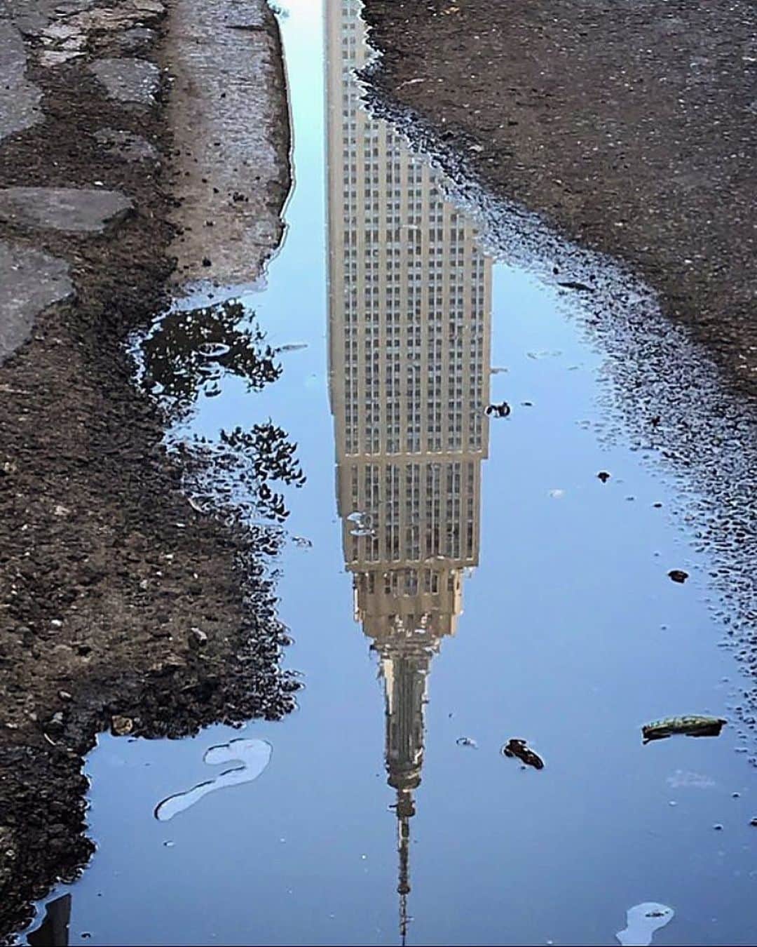 Empire State Buildingさんのインスタグラム写真 - (Empire State BuildingInstagram)「“Remember: if you can see the #EmpireStateBuilding, the Empire State Building can see you.” - Robert Polito 👀 . 📷: @enchantedblue」8月12日 23時30分 - empirestatebldg