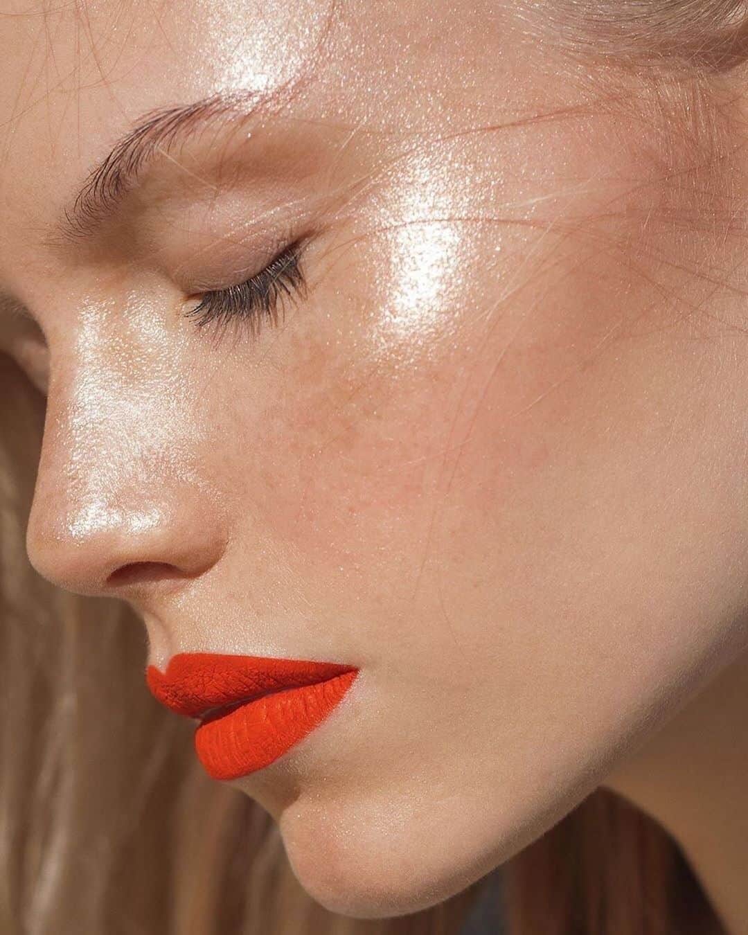 M·A·C Cosmetics UK & Irelandさんのインスタグラム写真 - (M·A·C Cosmetics UK & IrelandInstagram)「Get that healthy looking glow ⁠(come🌧️or 🌞)⁠ ⁠ 💄Strobe Cream on the cheekbones and Orange Lipmix on the lips.⁠ #regram @maccosmeticsfrance⁠ Makeup by @_zaytsevtrofim_ ⁠ Model: @sofiko.o.o⁠ Photo: @zelinski_photography, @zelinski_photo⁠ ⁠ #MACCosmeticsUK #MACCosmetics #Glow #Highlight」8月12日 23時30分 - maccosmeticsuk