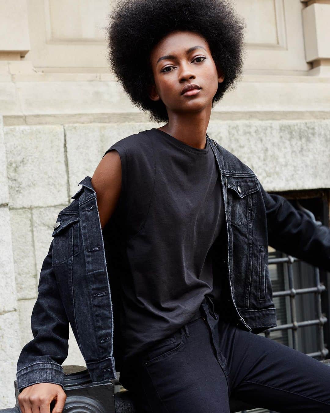 Saks Fifth Avenueのインスタグラム：「East coast label @frame shows us how to nail the monochromatic head-to-toe denim look. Shop more styles, now at Saks. #SaksStyle」